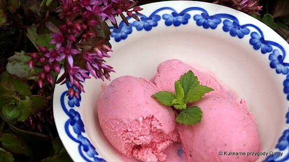 Lody jogurtowe z truskawkami