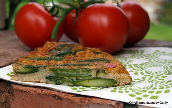 Frittata ze szparagami i papryką chili