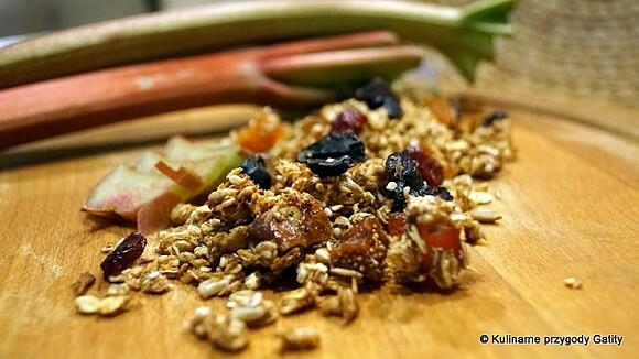 Granola kokosowo-rabarbarowa
