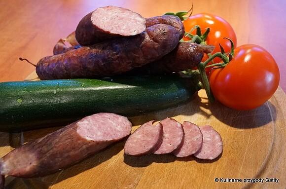 Domowa wędzona kiełbasa chłopska