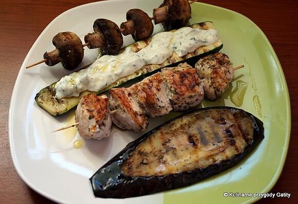 Souvlaki z grillowanymi warzywami i sosem tzatziki