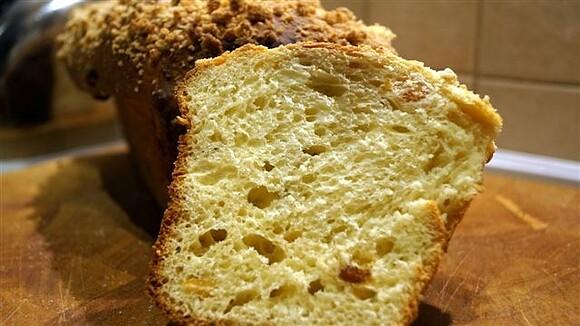 Puchate ciasto drożdżowe z kruszonką i bakaliami