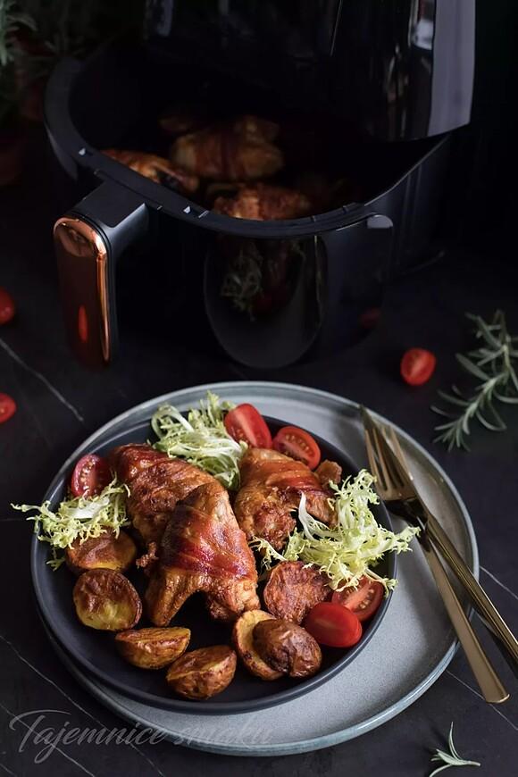 Skrzydełka z kurczaka nadziewane śliwką zawinięte w boczek pieczone z ziemniakami w Air Fryer