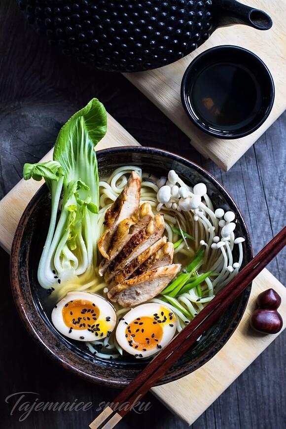 Ramen domowy z aromatycznym bulionem i makaronem