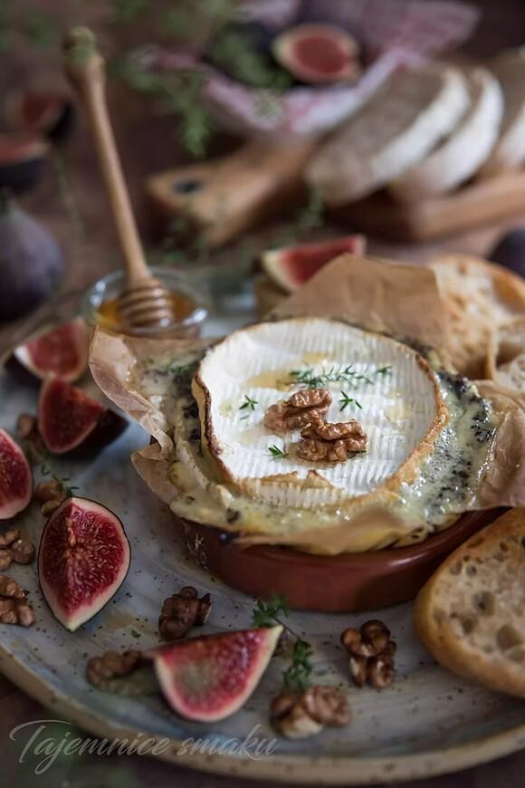 Pieczony ser camembert z pastą truflową miodem i orzechami włoskimi