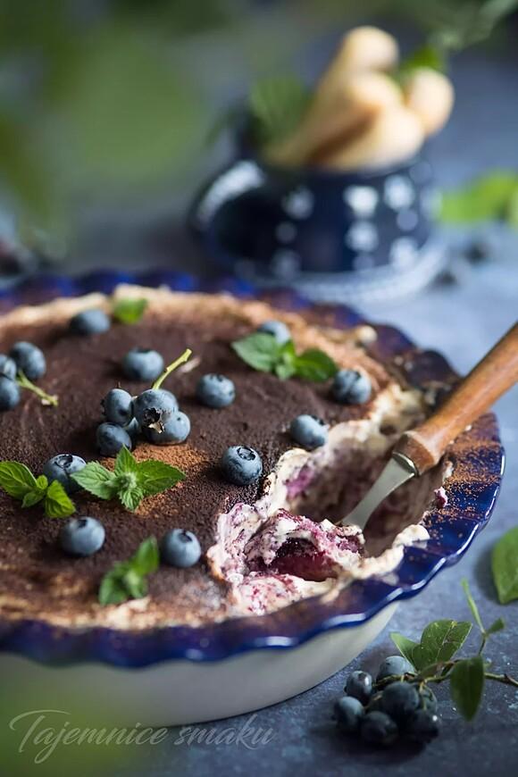 Tiramisu borówkowe - włoski deser z kremem mascarpone i owocami
