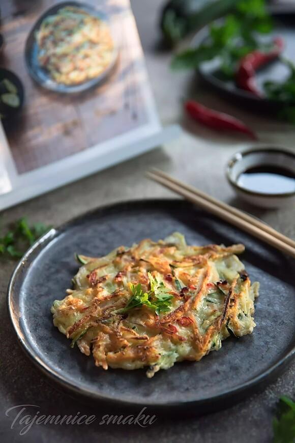 Koreańskie placki z cukinią marchewką i cebulą - Hobakjeon