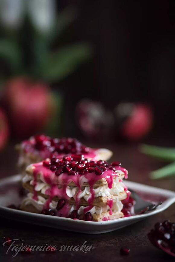 Mille-feuille z mascarpone, granatem i wodą różaną