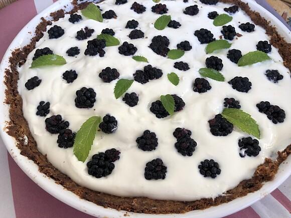 Orkiszowa tarta pełnoziarnista z jeżynami