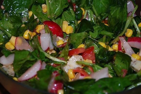 Sałatka ze szpinakiem i rzodkiewką