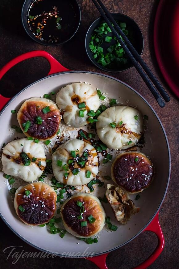 Sheng jian bao – chińskie smażone bułeczki z grzybami shiitake i warzywami