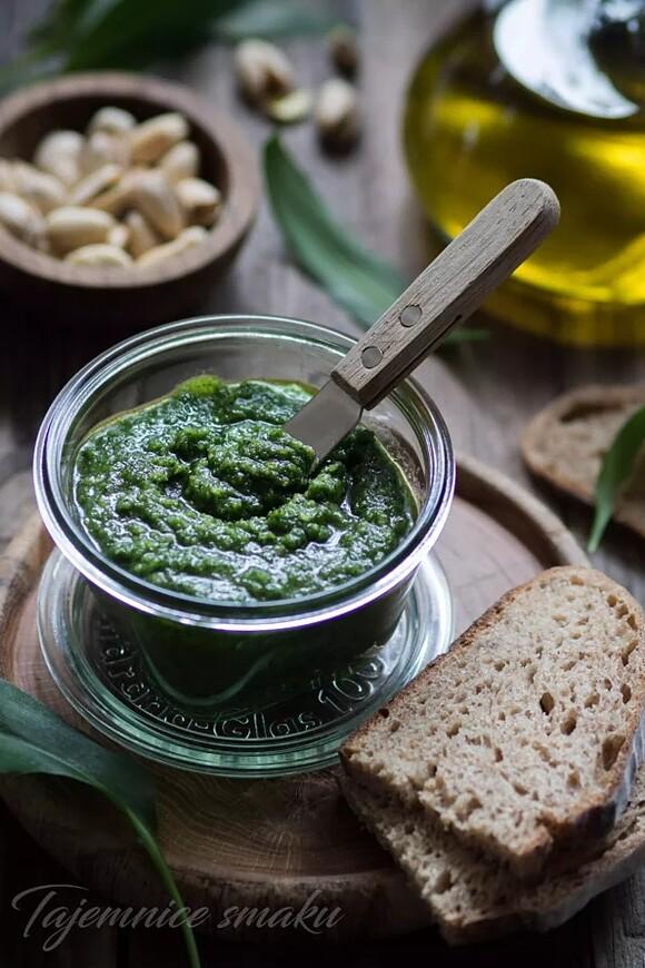 Pesto z czosnku niedźwiedziego z migdałami i pistacjami