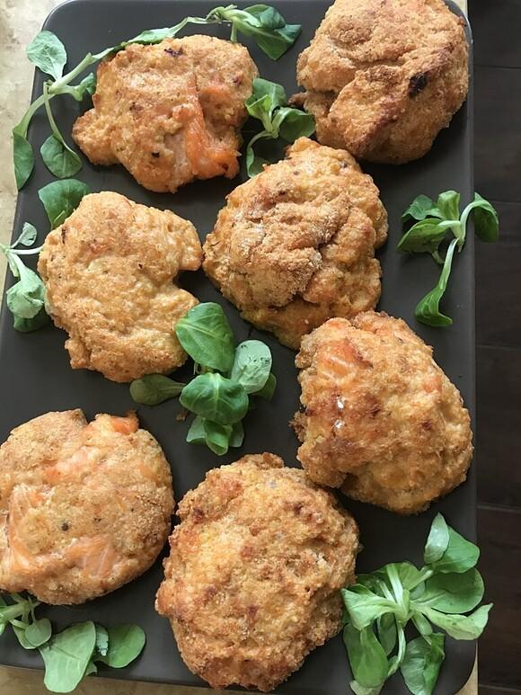 Burgery z łososia z kaszą jaglaną i suszonymi pomidorami