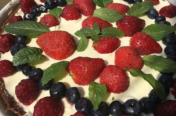 Tarta z owocami na urodziny