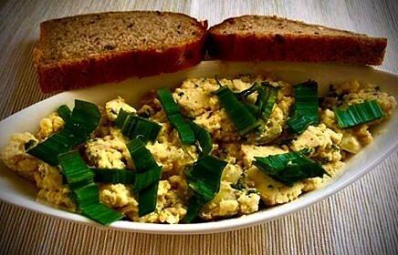 Pasta jajeczna z cebulą i szczypiorkiem