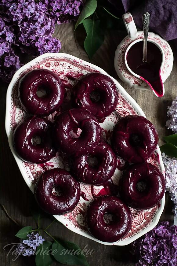 Pieczone czekoladowe donuty z borówkowym lukrem