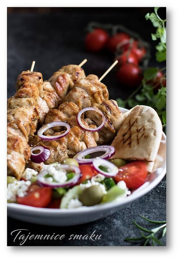 Indyk na grillu z sałatką grecką Horiatiki