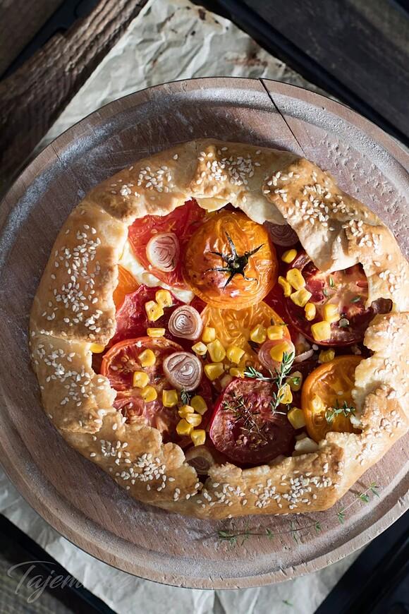 Tarta galette z ricottą, pomidorami i kukurydzą