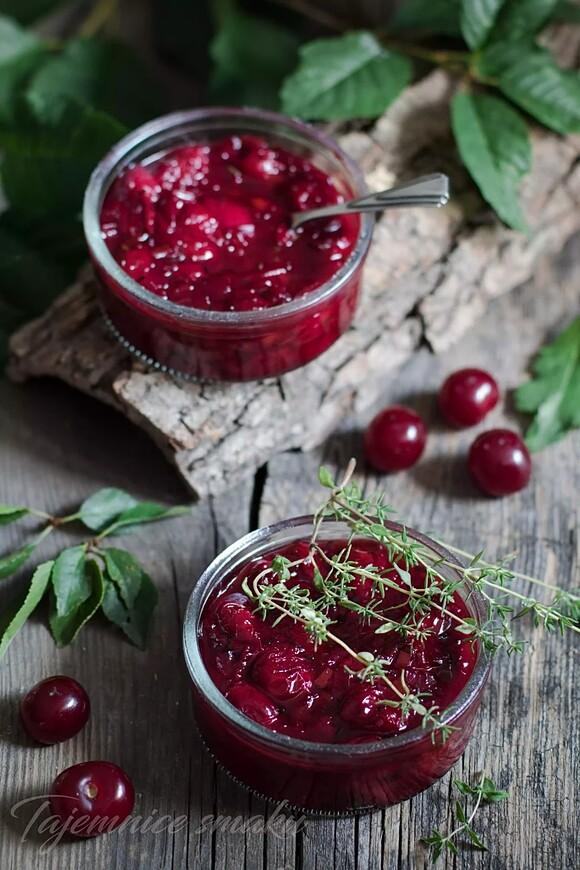 Pikantny wiśniowy chutney z tymiankiem
