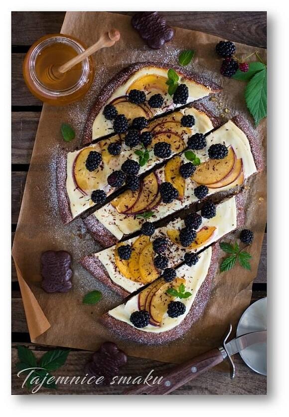 Pizza piernikowa z ricottą i owocami na słodko