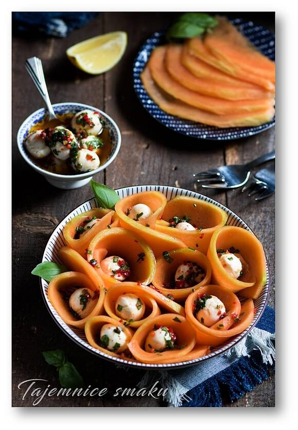 Carpaccio z melona z marynowaną mozzarellą