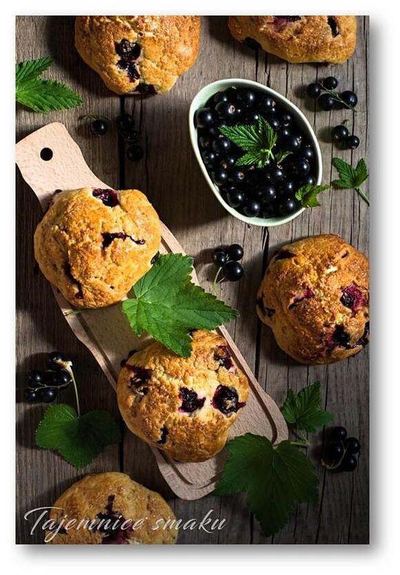 Cassis scones z mrożonymi czarnymi porzeczkami