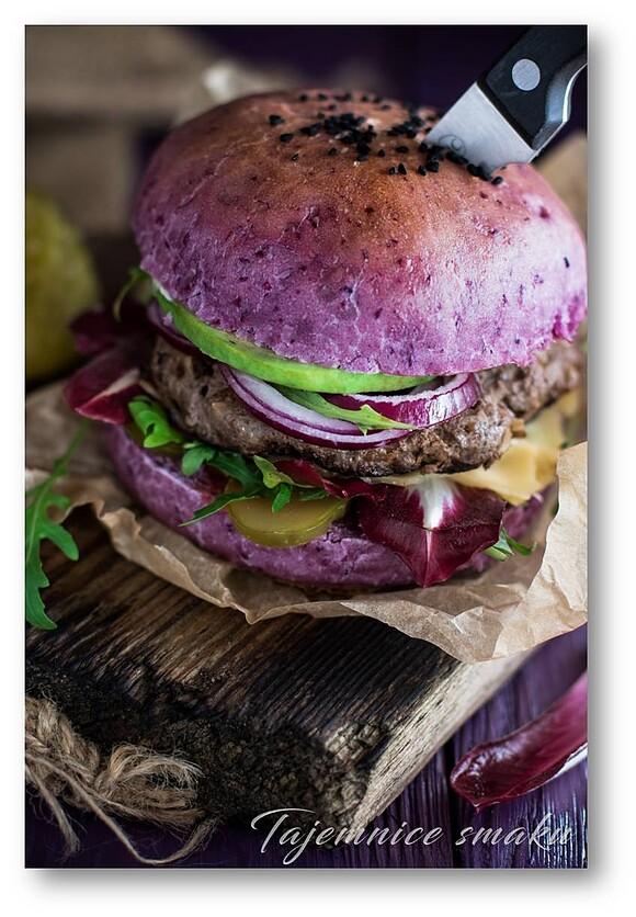 Wołowe burgery w fioletowej drożdżowej bułce