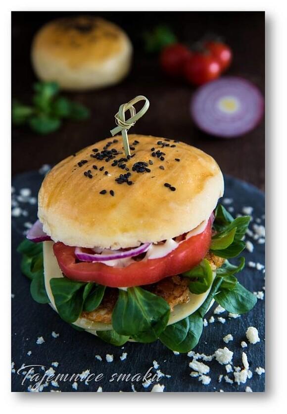 Burgery z domową bułką i panierowanym kurczakiem w panko
