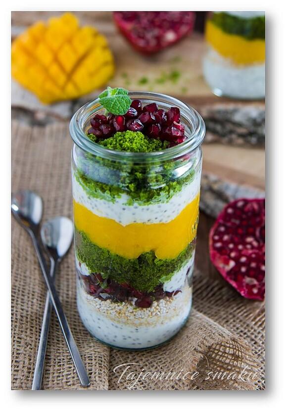 Warstwowy deser z lasem, mango i granatem