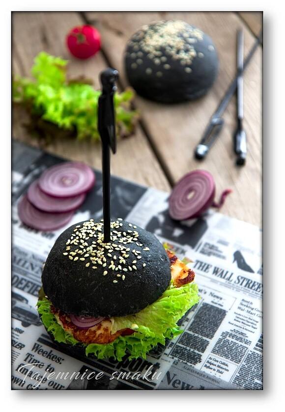 Czarne bułki do burgerów z serem halloumi