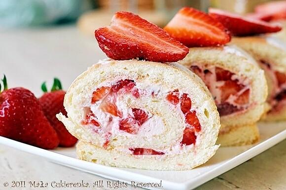 Rolada z mascarpone i truskawkami
