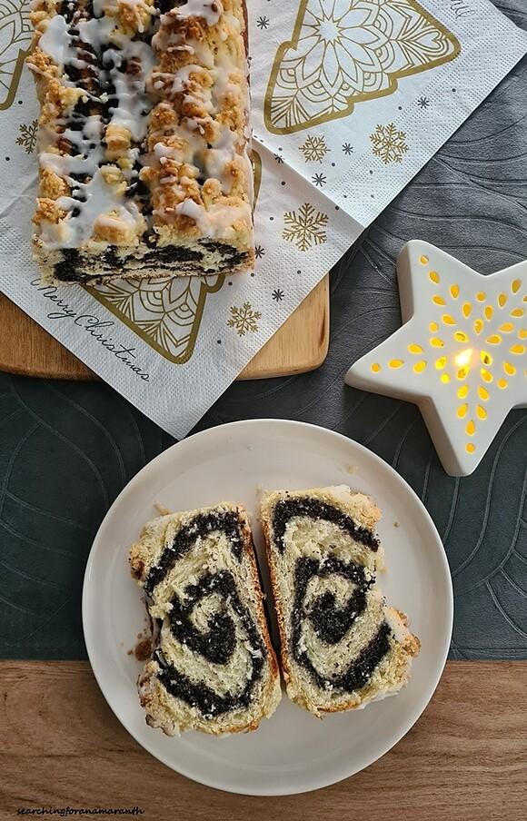 Makowiec zwijany z kruszonką i lukrem
