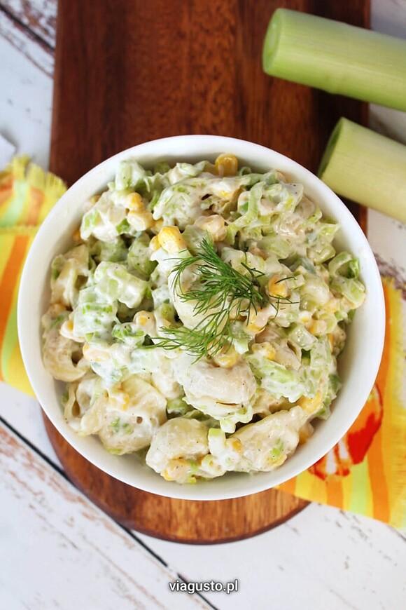Sałatka z tortellini i warzywami