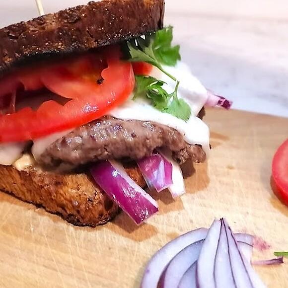 Burger z kozim serem w chlebie razowym