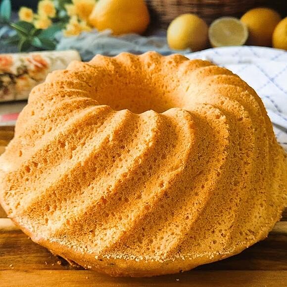 Puszysta babka cytrynowa z lukrem