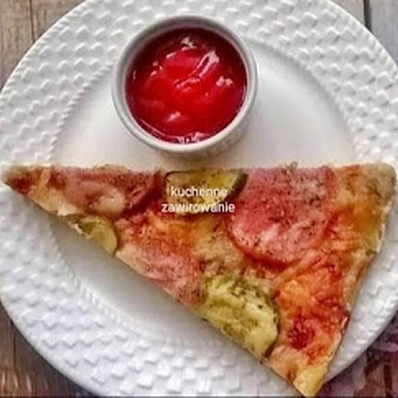 Pizza z kiełbasą i ogórkiem