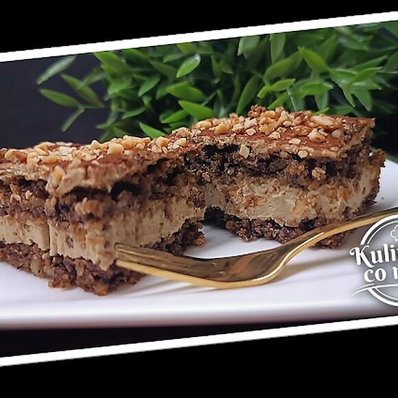 Bezowe ciasto orzechowe z kremem kawowym