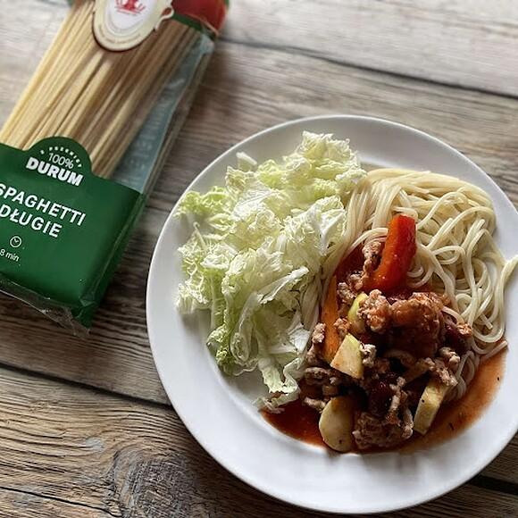 Warzywa i mięso mielone w sosie pomidorowym