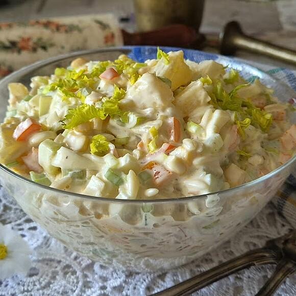 Sałatka z makaronem ryżowym orzo