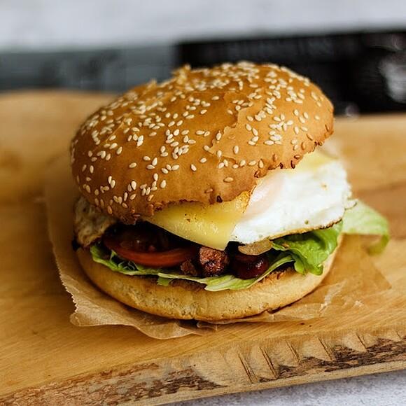 "Burger" śniadaniowy z kabanosem, jajem i serem