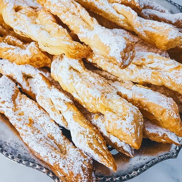 Błyskawiczne faworki z ciasta francuskiego