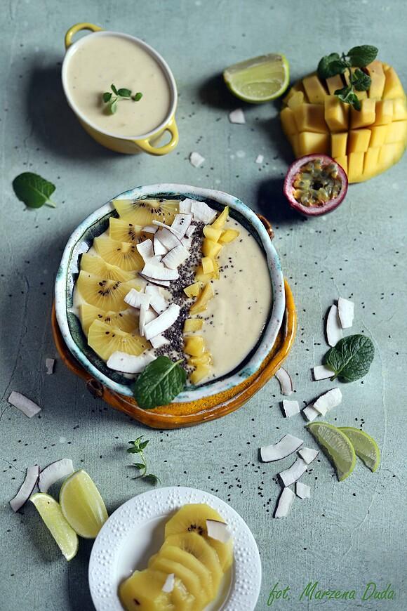 Tropikalne smoothie bowl z mango, ananasem i marakują