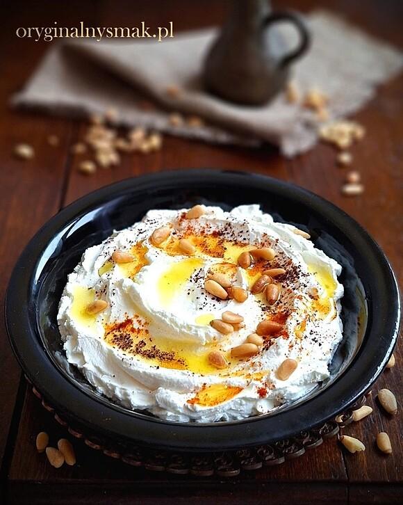 Labneh z jogurtu greckiego z oliwkami i pieczonymi warzywami