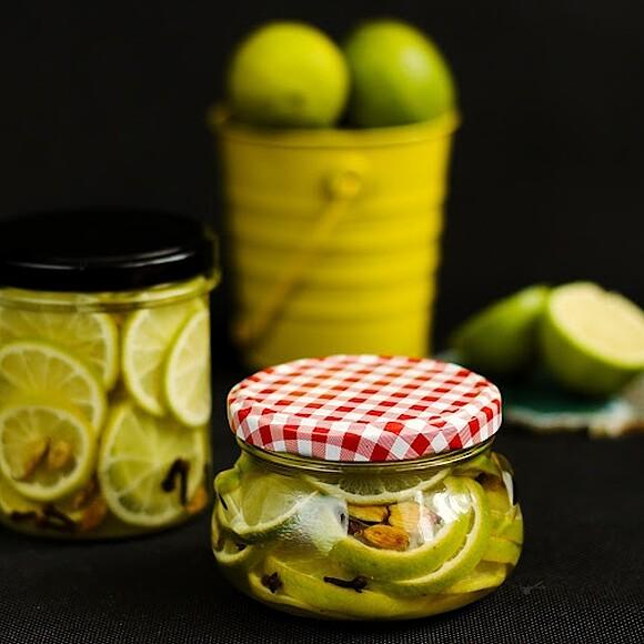 Limonki w rumie z kardamonem i goździkami