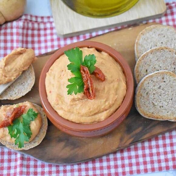 Hummus z czerwonej soczewicy i suszonych pomidorów