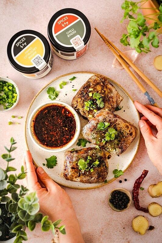 Azjatyckie wegańskie pierożki z tofu
