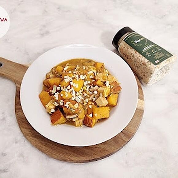 Potrawka z tofu wędzonym, dynią i pieczarkami