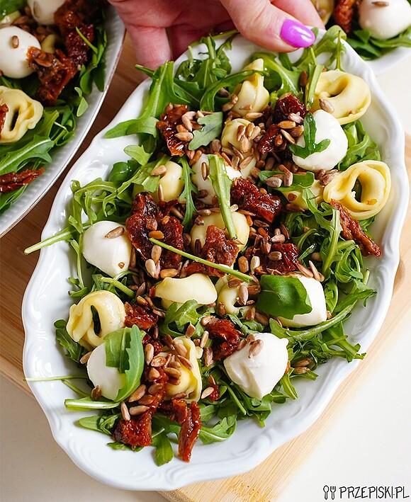 Sałatka z rukolą i tortellini