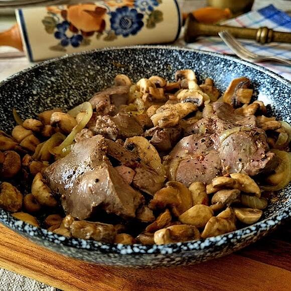 Wątróbka duszona z pieczarkami i cebulą