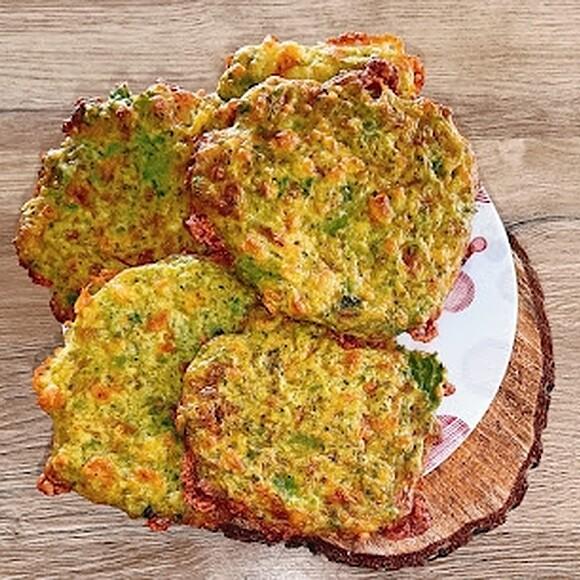 Pieczone placki z awokado i serem mozzarella